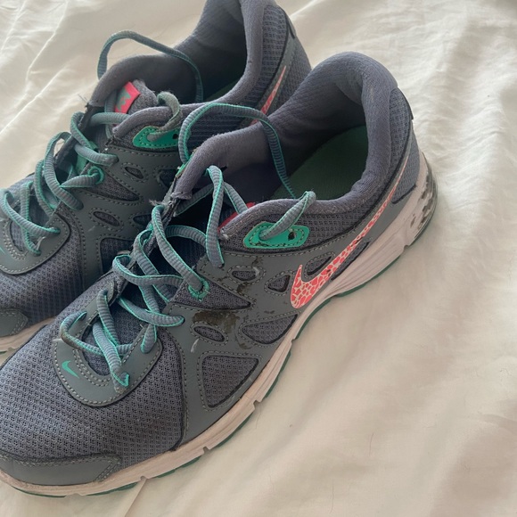 Nike running shoes in great condition - Picture 2 of 5